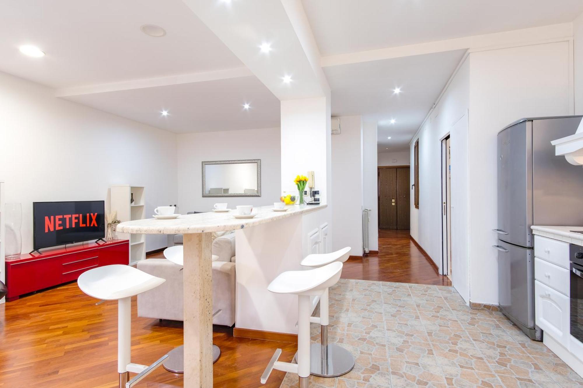 Apartment Elegantis San Giovanni - Easily Get To The Historic Center, Metro, Tram And Bus Are Nearby Rom